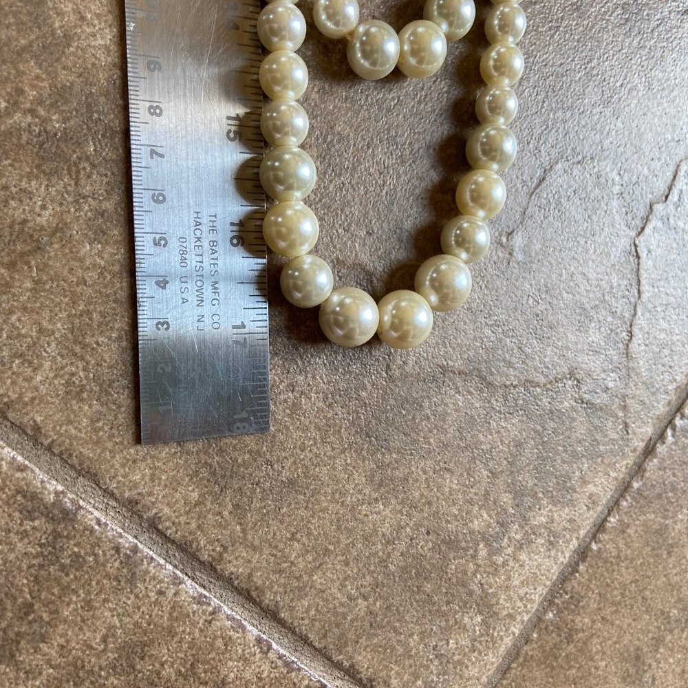 GUC - Pearl Necklace Faux - Triple Strand - Picture 10 of 11
